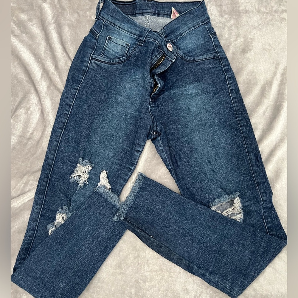 Ankle high ripped jeans